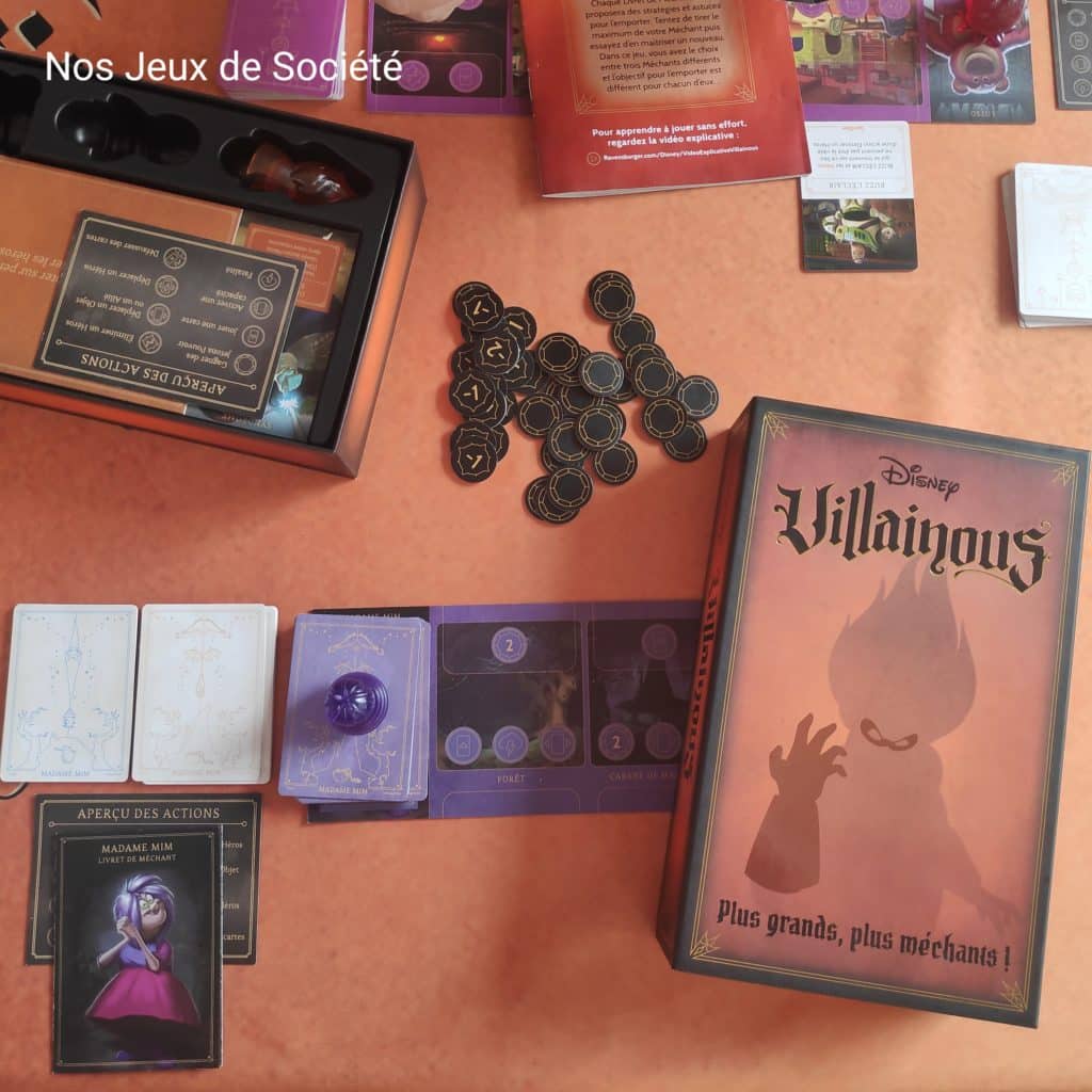 Boite de l'extension 5 de Villainous. On voit le jeu et quelques carte d'un des personnages nommées Mme Mim.